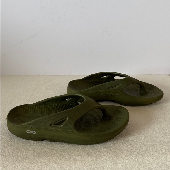 OOFOS flip flops - Picture 4 of 11